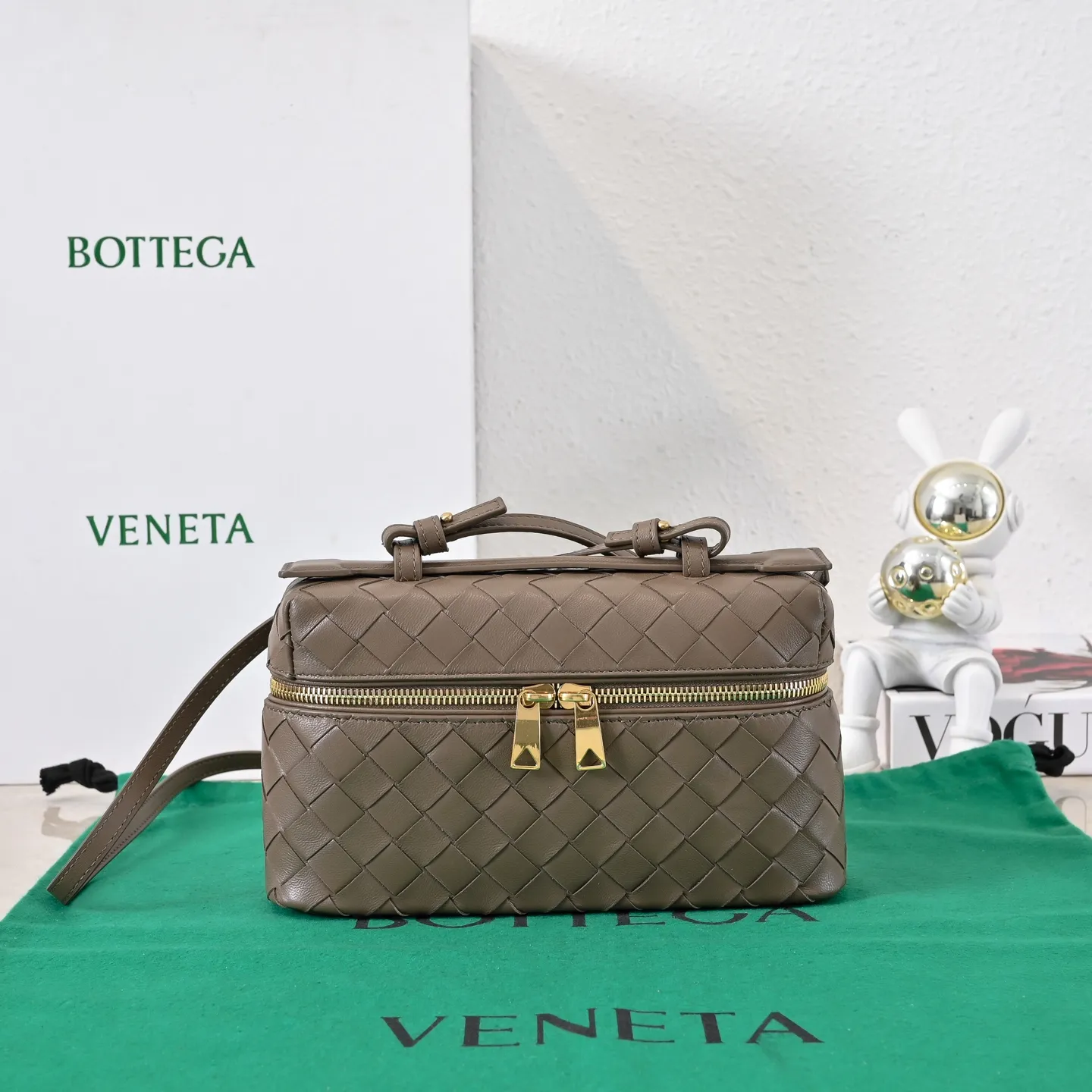 Batch 1360 Bottega Veneta 24 spring and summer woven zipper crossbody bag. A crossbody bag that can be used as a cosmetic bag. The exquisite weaving and compact body are an indispensable accessory for the upcoming summer. The double zipper also better protects the bag. It has a large capacity. If you like it, don’t miss it. Style number: 9109 Size: 22*12.5*5cm